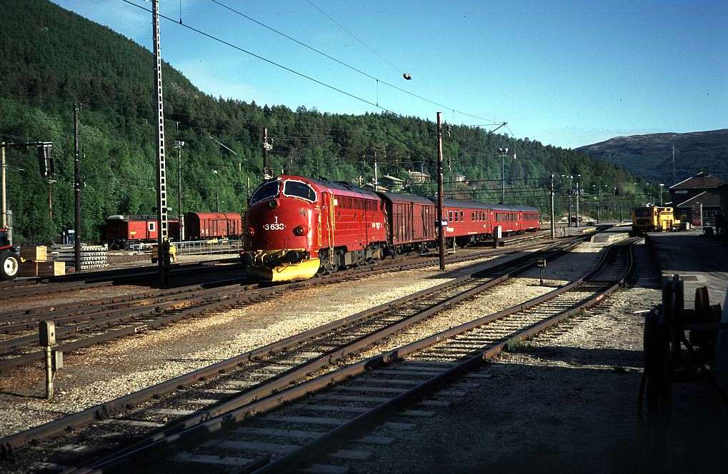 Di3.633 departs with train 353 1996-06-25