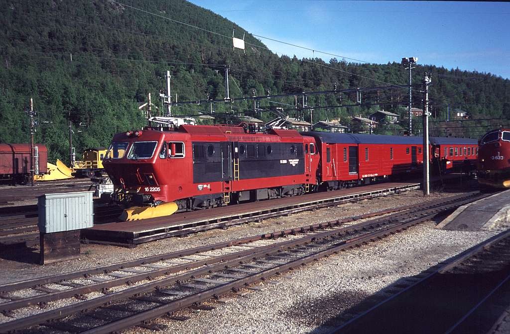 El16.2205 with train 403 1996-06-25
